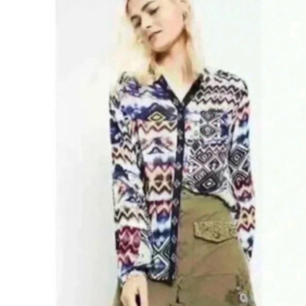 DESIGUAL Roll Tab Sleeve Aztec Pattern
Crochet Button Up Blouse
Size Large